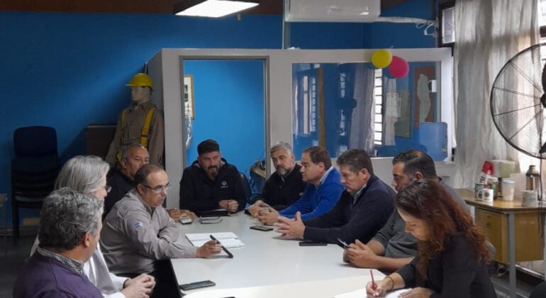 Se llevó a cabo una nueva audiencia convocada por el Ministerio de Trabajo de Córdoba, en la que participaron las tres organizaciones sindicales de Luz y Fuerza. En la reunión que tuvo lugar en CyMAT (Condiciones y Medio Ambiente de Trabajo), se avanzó en dos reclamos puntuales: por una lado se fijaron especificaciones respecto a la ropa de trabajo femenina y también se solicitó la agilización de la entrega de ropa para sectores operativos, que aguardan el ingreso de una dotación adecuada para cubrir las necesidades básicas, como lo requirieron en su momento los delegados. Además se planteó la urgencia de que se incorporen vehículos a la diezmada flota de EPEC, ya que son una de las herramientas de trabajo esenciales y hay sectores que no cuentan siquiera con el mínimo de vehículos para salir a desarrollar la tarea, a lo que se suma el incumplimiento en los plazos de reparación que está tercerizada. La audiencia pasó a un cuarto intermedio. Ep. foto En representación de nuestro Sindicato estuvo presente el compañero Darío Pacheco, de la Comisión de Higiene y Seguridad